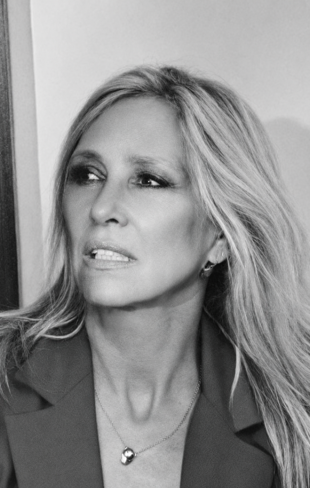 Retrato de Marta Robles en blanco y negro